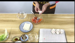 在家自做咸蛋黄鲜肉馄饨的做法步骤:4