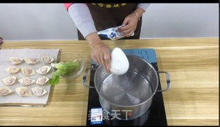 在家自做咸蛋黄鲜肉馄饨的做法步骤:5