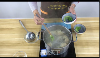 在家自做咸蛋黄鲜肉馄饨的做法步骤:7