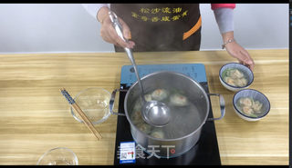 在家自做咸蛋黄鲜肉馄饨的做法步骤:8