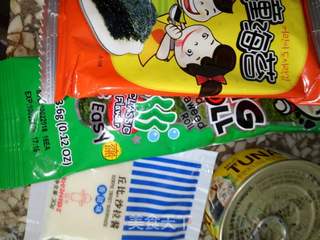 金枪鱼手抓饭团的做法步骤:2
