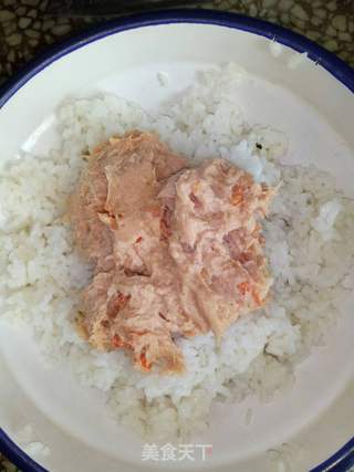 金枪鱼手抓饭团的做法步骤:3