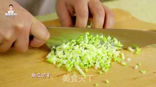 儿童节到啦!亲自下厨给宝宝做一碗健康美味的杂菜粥吧!的做法步骤:3