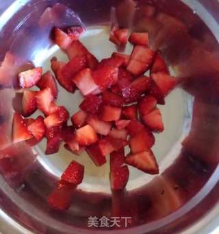 脏脏草莓奶的做法步骤：2