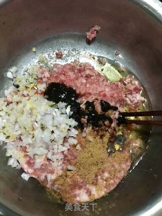 酸菜猪肉水饺的做法步骤:2
