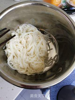 菠菜火腿炒面的做法步骤:2