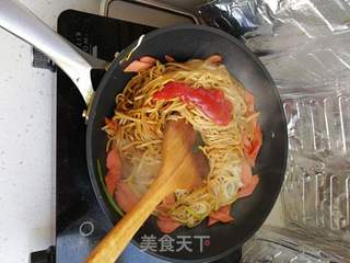 菠菜火腿炒面的做法步骤：4