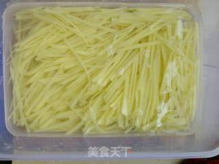 炝炒土豆丝的做法步骤:3