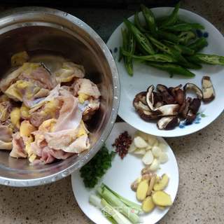 香菇焖鸡米饭的做法步骤:2