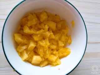 菠萝两吃—“菠萝炒饭、菠萝糯米饭”的做法步骤:2