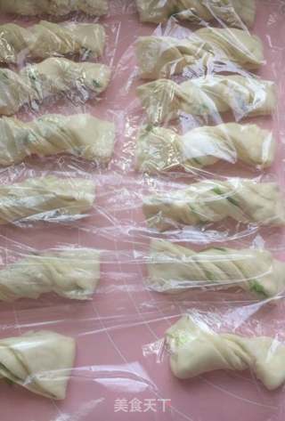 葱香花卷的做法步骤:12