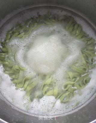 虾酱菠菜面的做法步骤：10