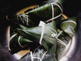 葡萄干红豆粽的做法步骤:12