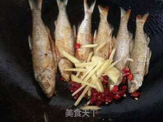 香辣小河鱼的做法步骤:6