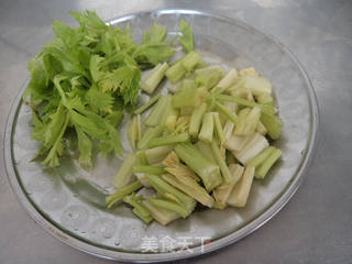 双耳拌芹菜的做法步骤:3