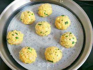 “ 蒸菜 ”玉米面酸菜团子的做法步骤：6