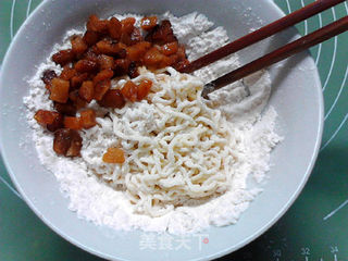电饼铛版葱香坛子肉方便面司康的做法步骤:8