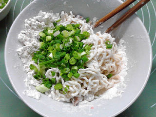 电饼铛版葱香坛子肉方便面司康的做法步骤:9