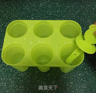 香蕉火龙果牛奶棒冰的做法步骤:9