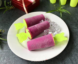香蕉火龙果牛奶棒冰的做法步骤:12