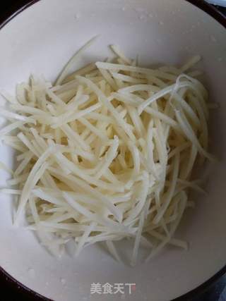 土豆丝紫菜鸡蛋饼的做法步骤：1