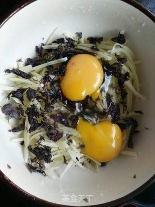 土豆丝紫菜鸡蛋饼的做法步骤：3
