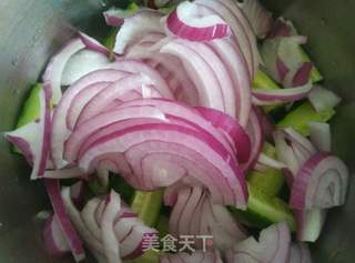 麻酱黄瓜拌洋葱的做法步骤：2