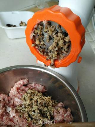虾仁香菇鲜肉蒸饺的做法步骤:3