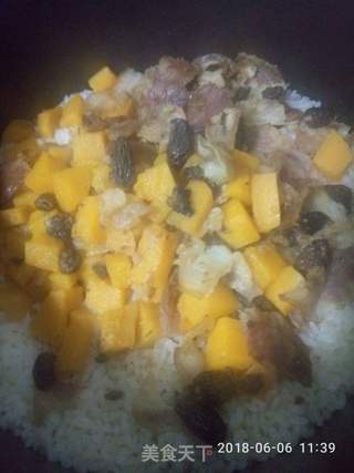 南瓜羊肚菌腊肉腊肠饭的做法步骤：3