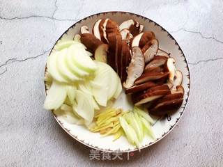 香菇鸡肉饭的做法步骤：2