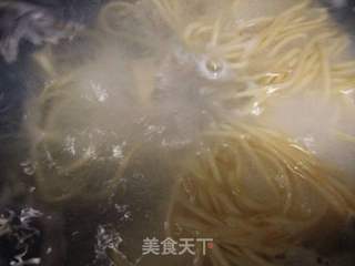 葱油面花样吃法的做法步骤:2