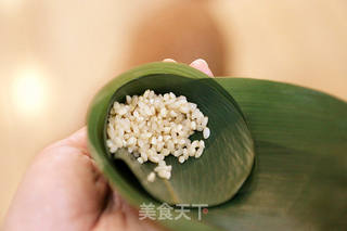 鲜肉蛋黄粽子的做法步骤:14