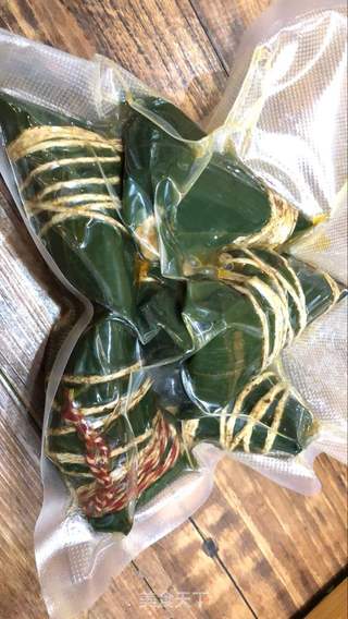 鲜肉蛋黄粽子的做法步骤:27