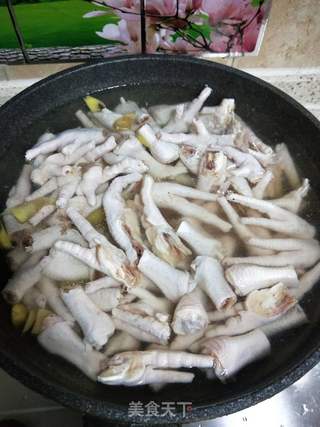 柠檬青芒果泡椒凤爪的做法步骤:2