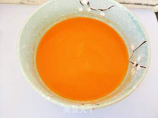 胡萝卜汁鸡蛋饼的做法步骤:2