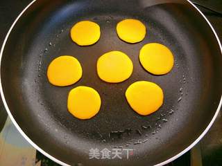 胡萝卜汁鸡蛋饼的做法步骤:7