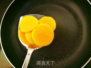 胡萝卜汁鸡蛋饼的做法步骤:9