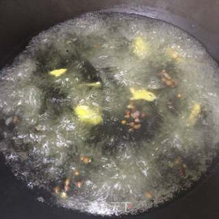 酸菜炒大肠的做法步骤:2