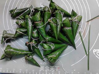 红豆花生玫瑰粽的做法步骤:15