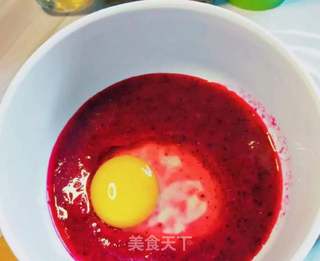 火龙果鸡蛋饼的做法步骤：1