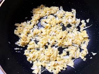 烫面韭菜鸡蛋馅饼的做法步骤:3