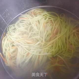 香菇肉酱拌菠菜面的做法步骤：6