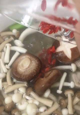 杂菌排骨汤的做法步骤：6