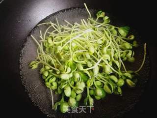 油泼黑豆苗的做法步骤:2