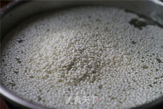 鲍鱼酱肉蛋黄粽的做法步骤:2