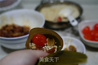 鲍鱼酱肉蛋黄粽的做法步骤:4