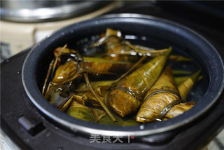 鲍鱼酱肉蛋黄粽的做法步骤:5