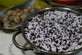 黑米红豆蜜枣粽的做法步骤:2