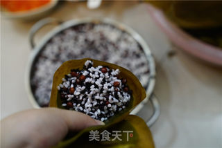 黑米红豆蜜枣粽的做法步骤:4