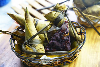 黑米红豆蜜枣粽的做法步骤:7